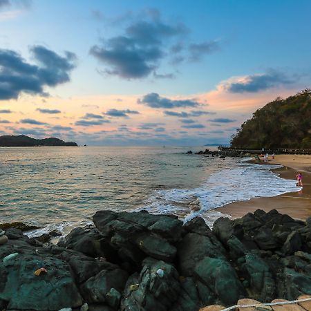 Azul Ixtapa Grand All Inclusive Suites - Spa & Convention Center Luaran gambar Sunset at the beach