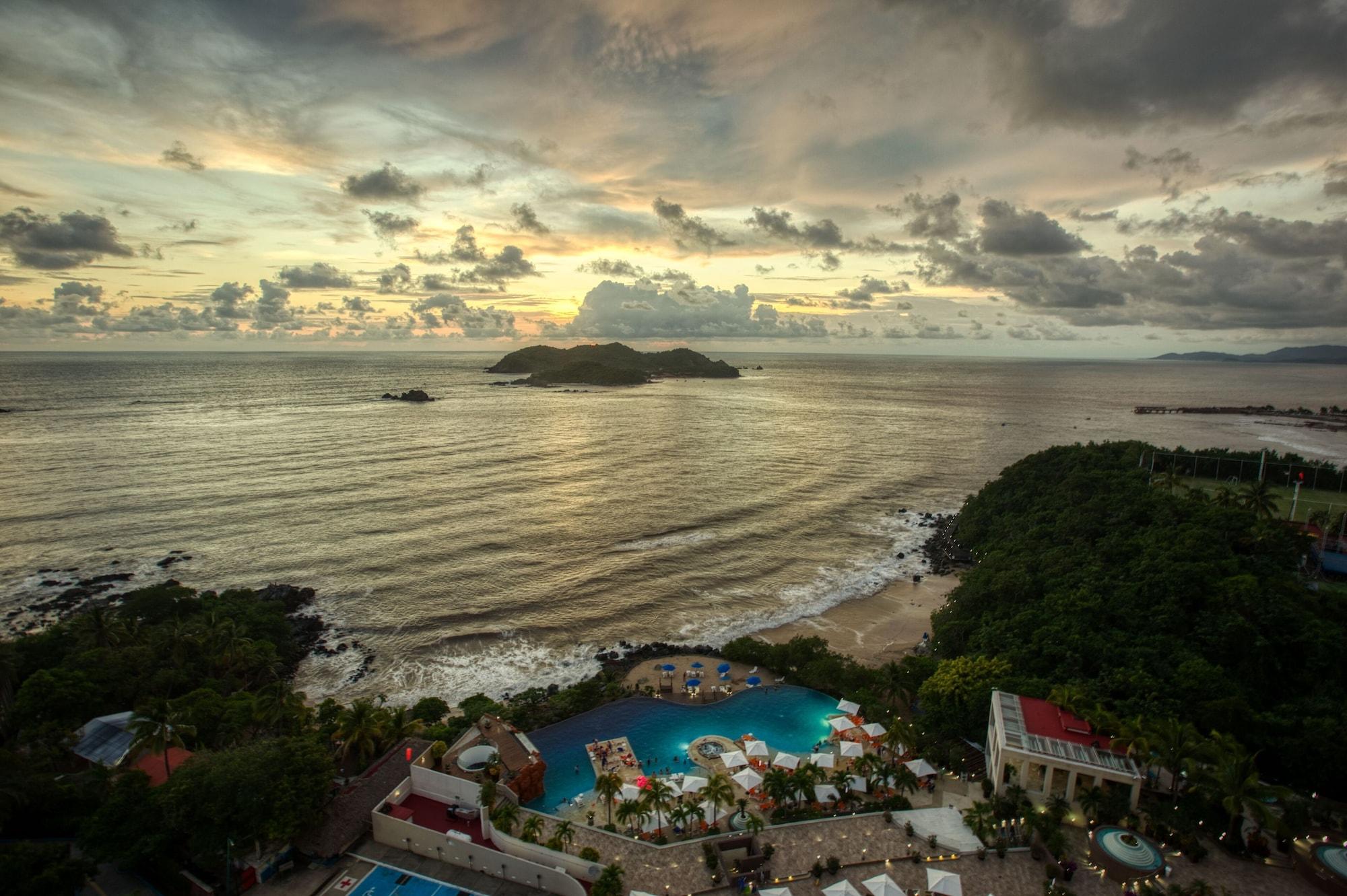 Azul Ixtapa Grand All Inclusive Suites - Spa & Convention Center Luaran gambar Sunset at the beach