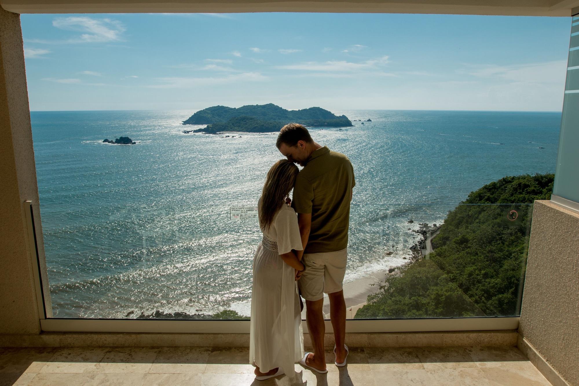 Azul Ixtapa Grand All Inclusive Suites - Spa & Convention Center Luaran gambar View of the ocean from a hotel in Acapulco, Mexico