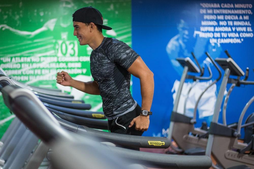 Azul Ixtapa Grand All Inclusive Suites - Spa & Convention Center Luaran gambar A man running on a treadmill