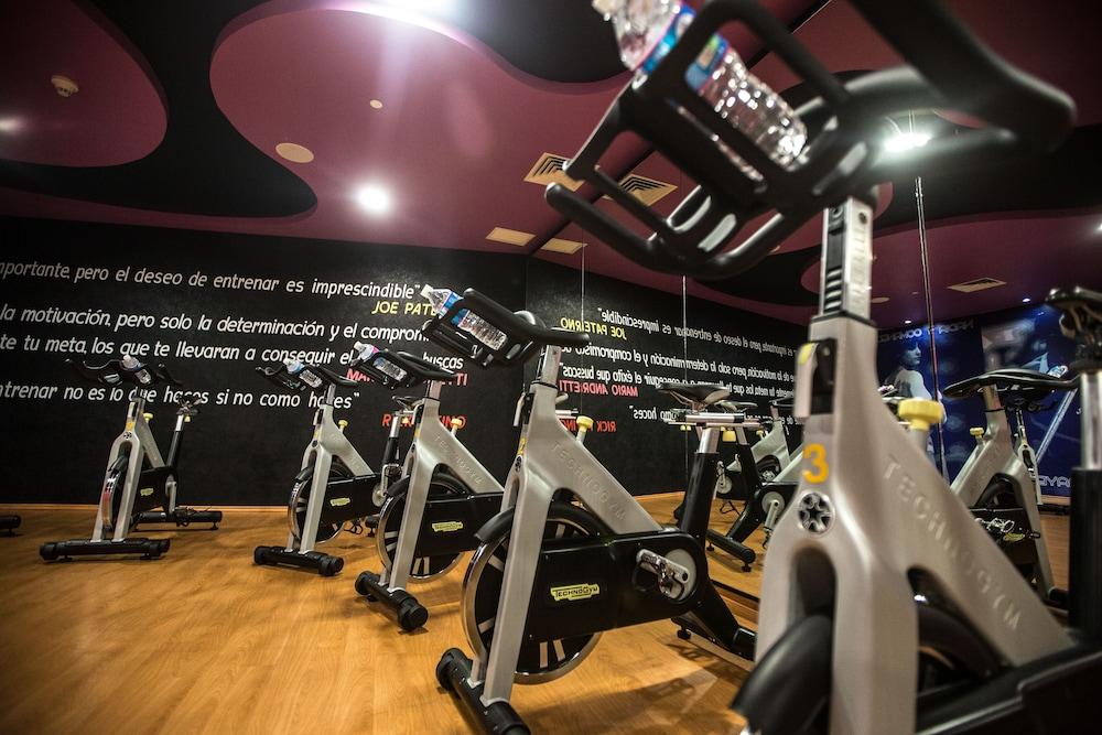Azul Ixtapa Grand All Inclusive Suites - Spa & Convention Center Luaran gambar A spinning class at a Virgin Active gym in Madrid, Spain