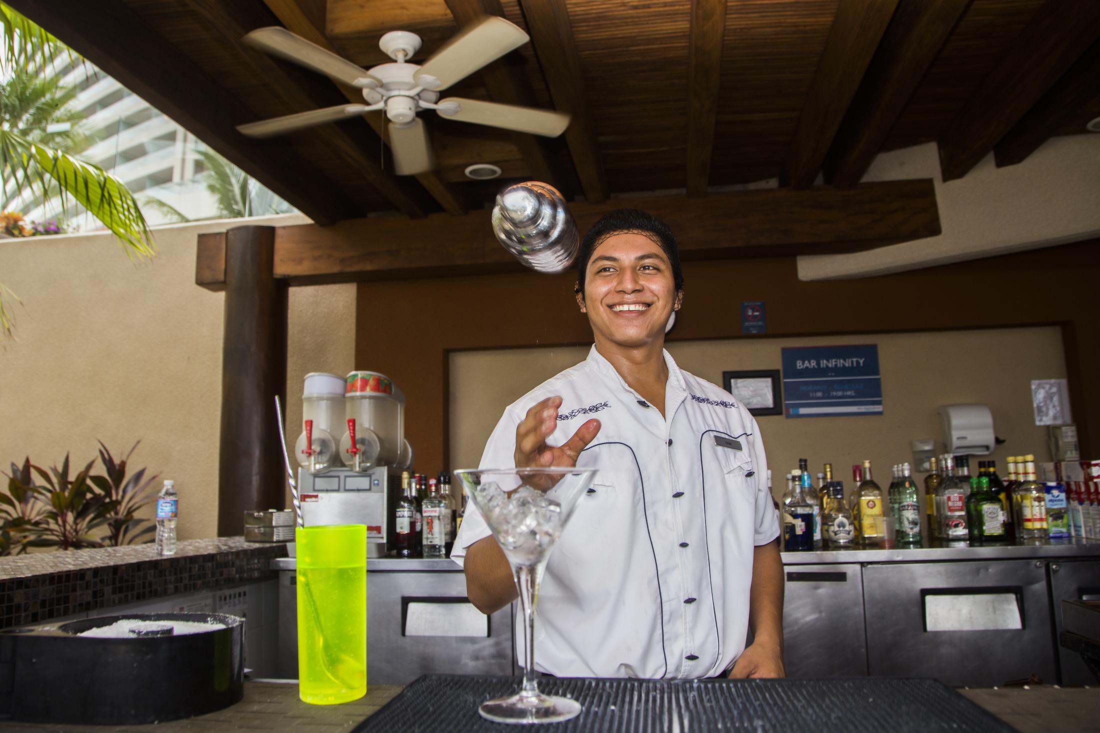 Azul Ixtapa Grand All Inclusive Suites - Spa & Convention Center Luaran gambar Bartender at work