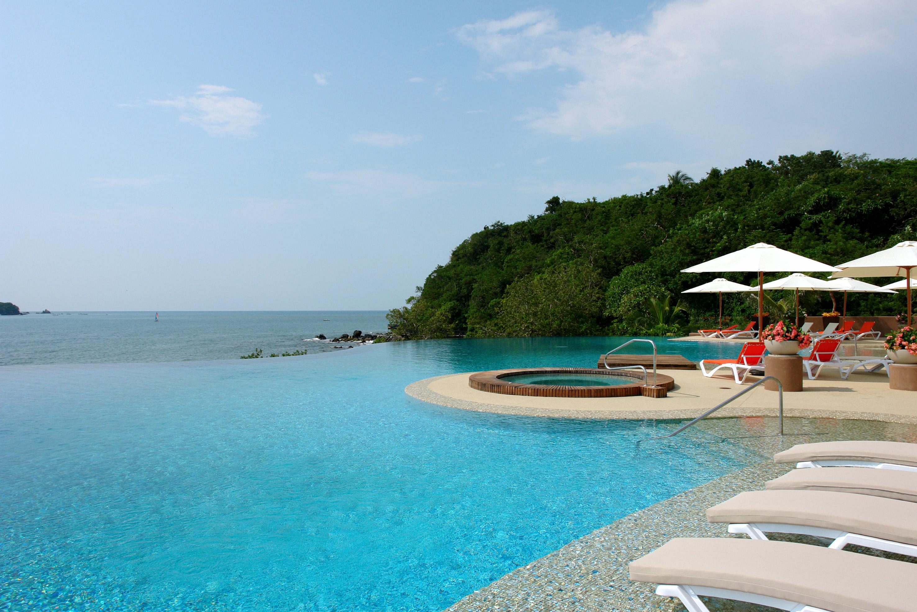 Azul Ixtapa Grand All Inclusive Suites - Spa & Convention Center Luaran gambar Infinity pool at the Pangkor Laut Resort