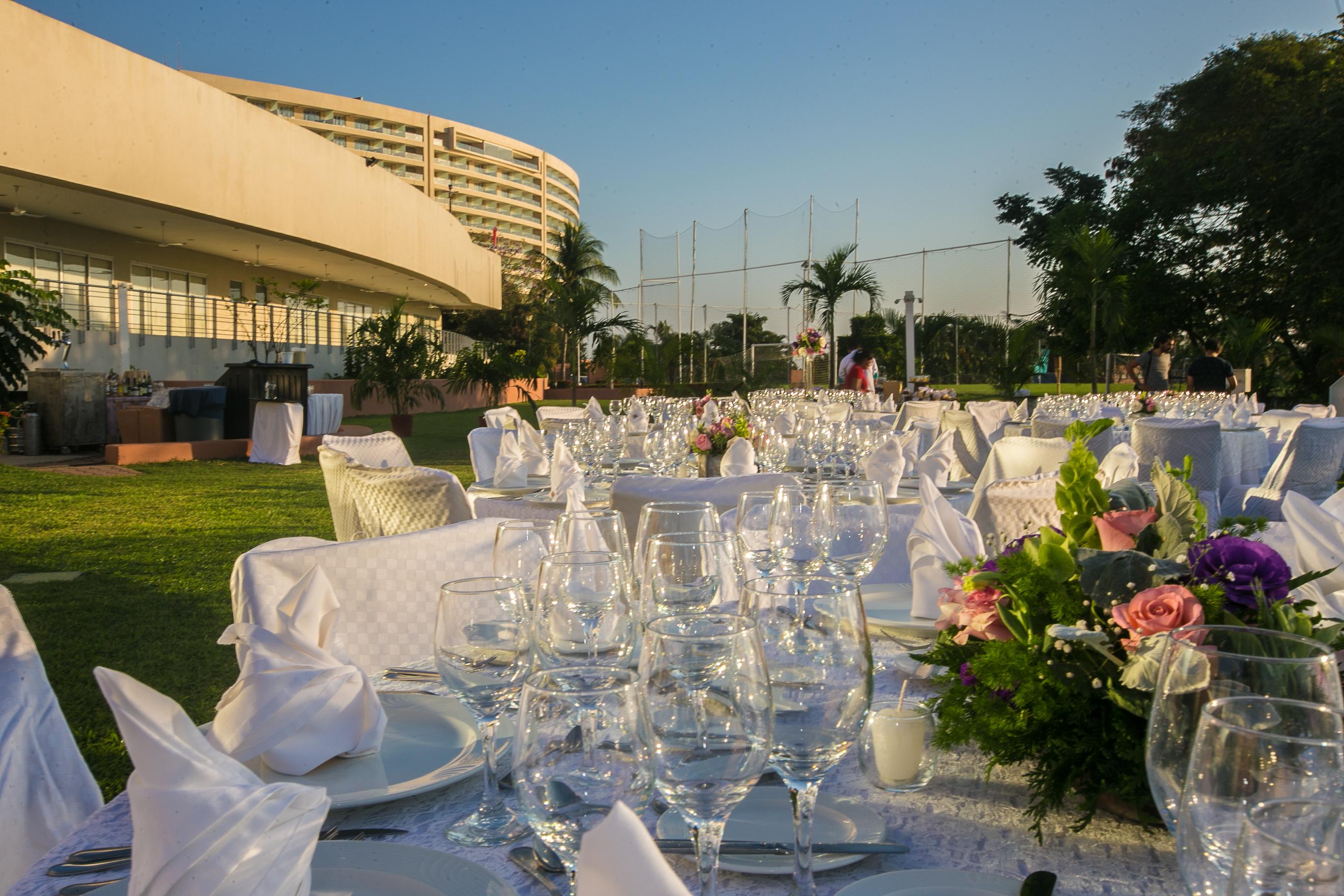 Azul Ixtapa Grand All Inclusive Suites - Spa & Convention Center Luaran gambar The lawn at the Royal Thai Navy Convention Center