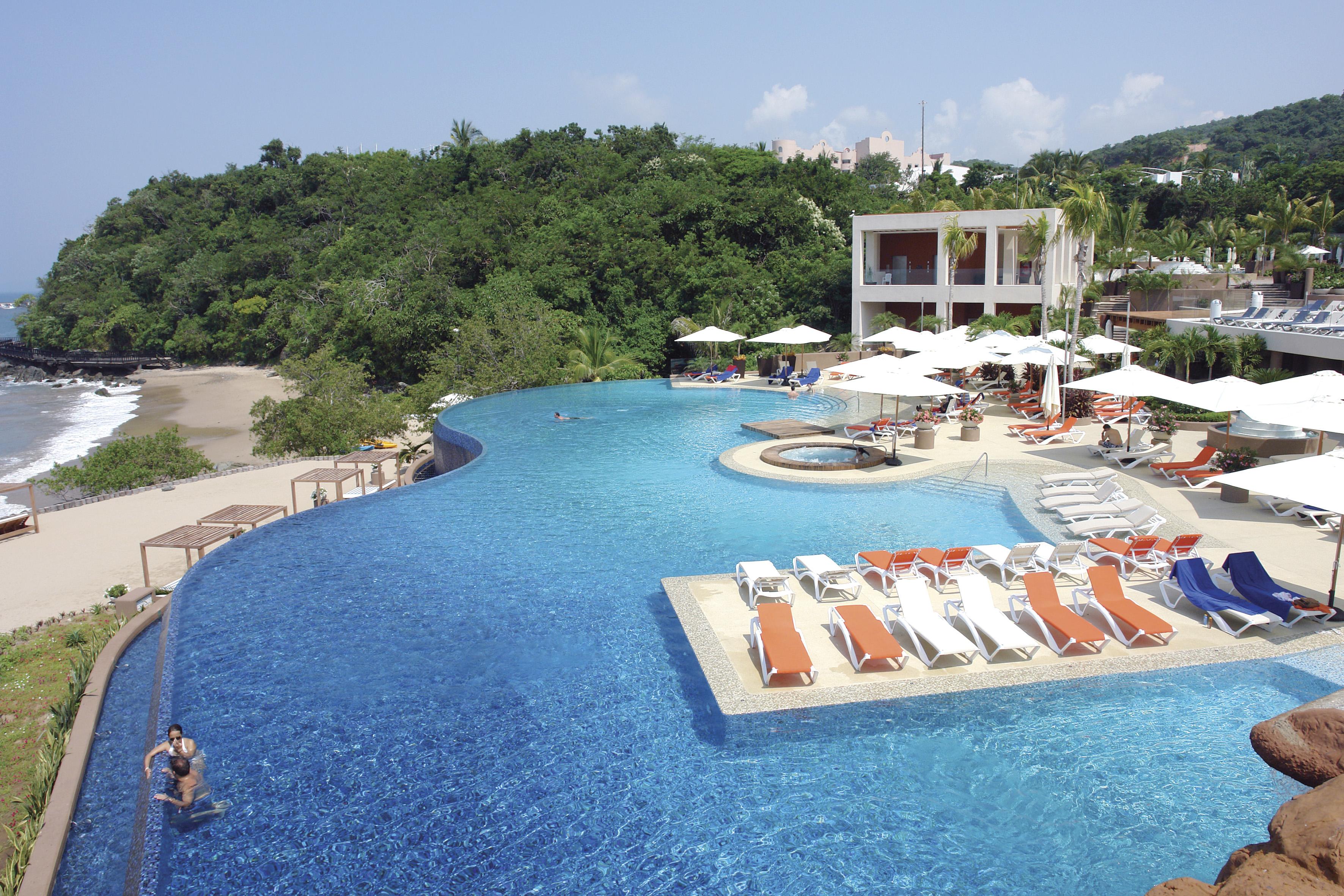 Azul Ixtapa Grand All Inclusive Suites - Spa & Convention Center Luaran gambar The pool at the Hard Rock Hotel