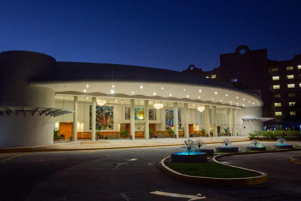 Azul Ixtapa Grand All Inclusive Suites - Spa & Convention Center Luaran gambar The main entrance of the hospital