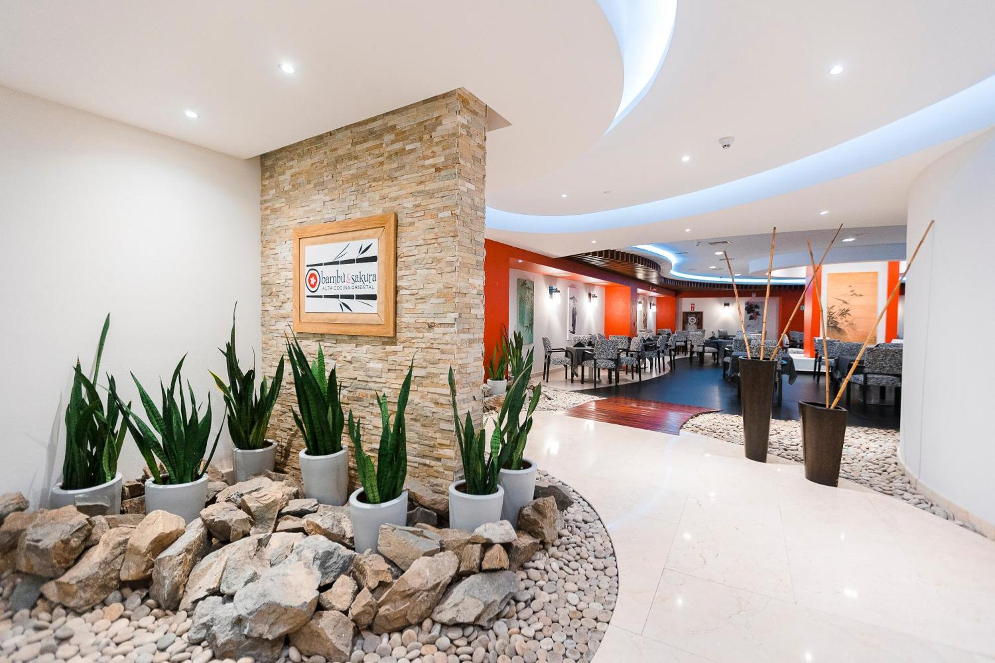 Azul Ixtapa Grand All Inclusive Suites - Spa & Convention Center Luaran gambar The interior of the airport